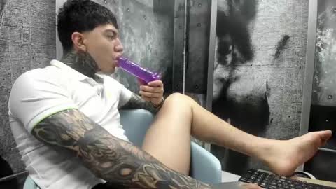 Snapshot of gury_tattoo chatting on May 23, 2:32 pm Gury online show from May 23, 2:32 pm