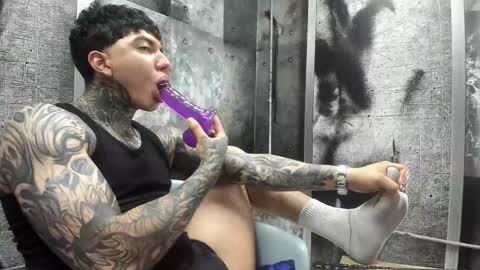 Snapshot of gury_tattoo chatting on May 27, 7:11 pm Gury online show from May 27, 7:11 pm