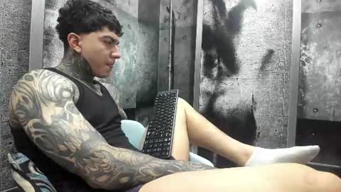 Snapshot of gury_tattoo chatting on June 10, 8:19 pm Gury online show from June 10, 8:19 pm