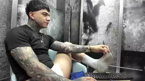 Snapshot of gury_tattoo chatting on June 19, 8:56 pm Gury online show from June 19, 8:56 pm