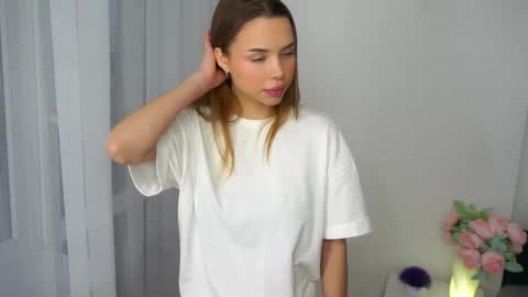 Snapshot of gwendacaloca chatting on December 18, 7:25 am Kira online show from December 18, 7:25 am