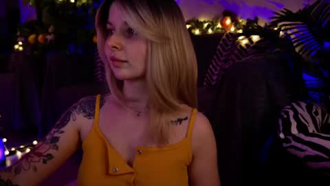 gwenhilton online show from February 13, 5:48 am