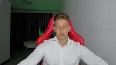 Snapshot of gym_alpha chatting on November 6, 10:32 pm Oliver online show from November 6, 10:32 pm