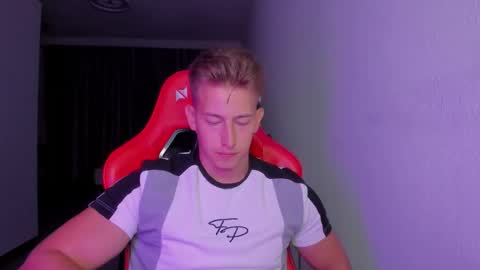 Snapshot of gym_alpha chatting on November 7, 8:53 pm Oliver online show from November 7, 8:53 pm