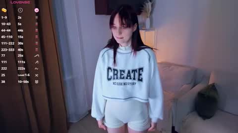 Kelly  Lilly online show from February 8, 6:55 pm