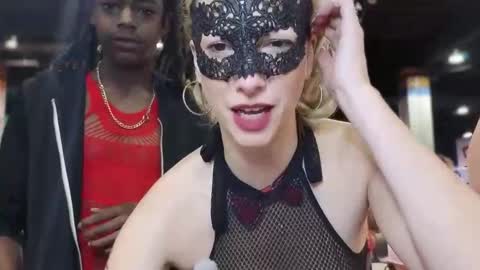 H0twife4Life online show from April 11, 12:15 am