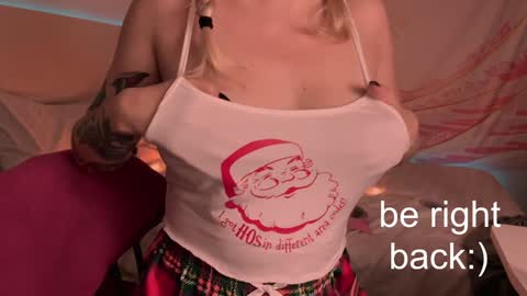 Snapshot of h2h0e chatting on February 9, 3:00 am Lana online show from February 9, 3:00 am