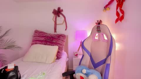 Snapshot of hadid_jimenez chatting on December 15, 6:45 pm Hadid online show from December 15, 6:45 pm