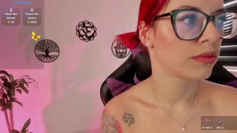 Snapshot of haileebeer_ chatting on September 29, 3:39 pm Hailee online show from September 29, 3:39 pm