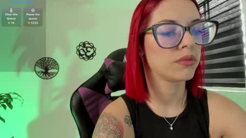 Snapshot of haileebeer_ chatting on October 7, 3:31 pm Hailee online show from October 7, 3:31 pm