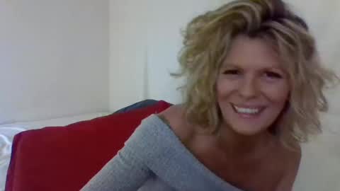 Snapshot of haileys123 chatting on December 12, 3:32 am Hailey online show from December 12, 3:32 am