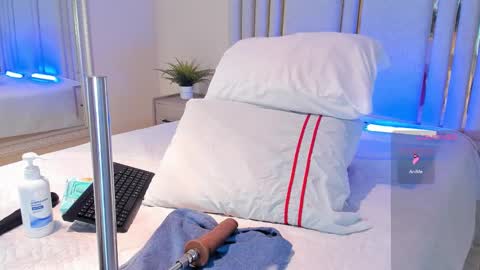 haileystonei online show from September 23, 11:35 am