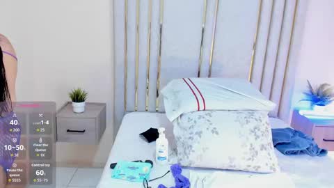 haileystonei online show from October 6, 11:40 am