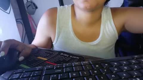 Snapshot of hairygirl83 chatting on April 22, 4:52 pm hairygirl83 online show from April 22, 4:52 pm