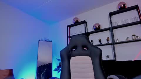 Snapshot of halley_ravenn chatting on June 15, 8:33 pm halley_ravenn online show from June 15, 8:33 pm