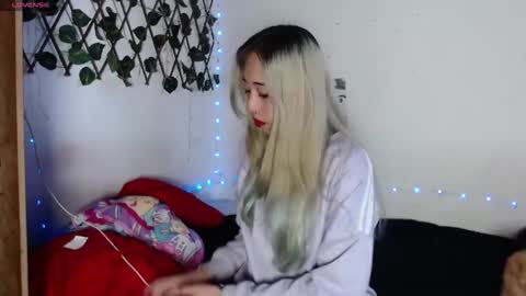 Snapshot of hallie_cam2 chatting on October 5, 9:02 pm HALLIE online show from October 5, 9:02 pm