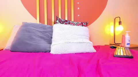 HANAH  online show from February 25, 1:39 pm