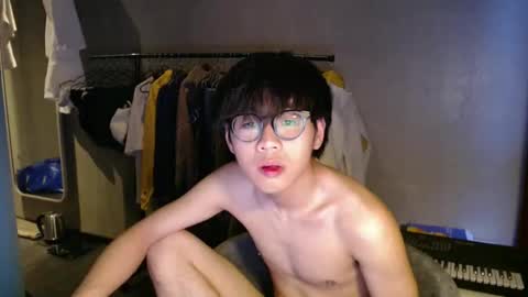 Snapshot of handsome_mannn chatting on May 17, 7:10 pm handsome_mannn online show from May 17, 7:10 pm