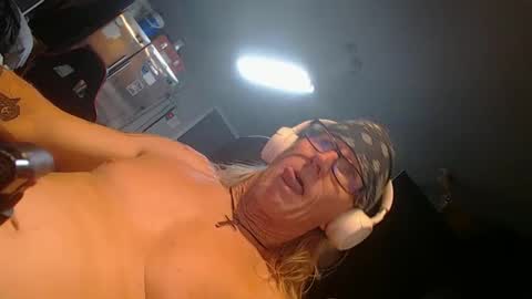 Snapshot of handystud33 chatting on September 30, 8:19 am handystud33 online show from September 30, 8:19 am