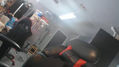 Snapshot of handystud33 chatting on April 18, 5:06 pm handystud33 online show from April 18, 5:06 pm