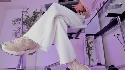 HANNAH HOWELL online show from November 4, 9:41 am