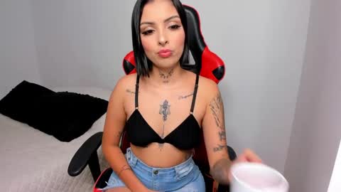 Snapshot of hannah_miltonn chatting on May 19, 7:20 pm Hannah Milton online show from May 19, 7:20 pm