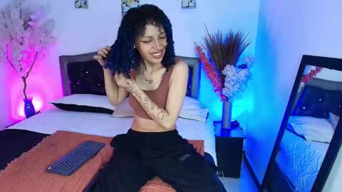 Snapshot of hannahblue_ chatting on February 12, 12:55 pm HannahBlue online show from February 12, 12:55 pm
