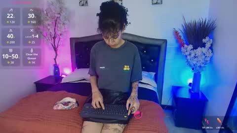 Snapshot of hannahblue_ chatting on February 16, 12:23 pm HannahBlue online show from February 16, 12:23 pm