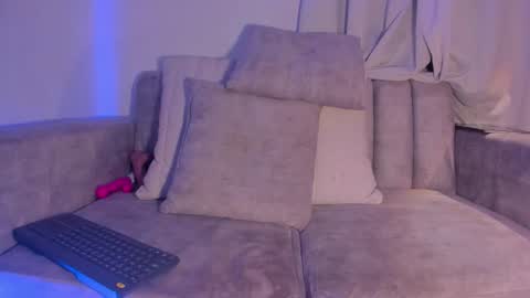 Hannah  online show from November 21, 11:25 pm