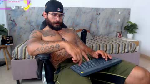 Snapshot of hanz_col chatting on April 19, 11:18 pm hanz_col online show from April 19, 11:18 pm