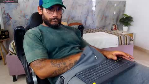 Snapshot of hanz_col chatting on April 22, 2:18 pm hanz_col online show from April 22, 2:18 pm