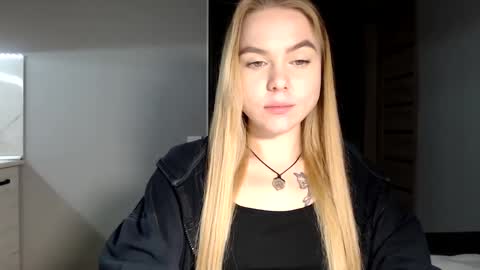 Snapshot of happy_fox_ chatting on December 19, 10:42 pm happy_fox_ online show from December 19, 10:42 pm