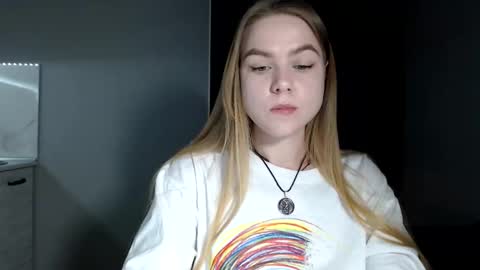 happy_fox_ online show from April 17, 8:45 pm