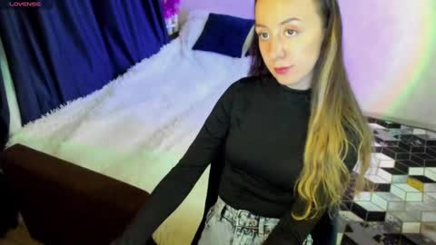 Snapshot of happystephanie chatting on December 12, 9:26 pm Stephanie online show from December 12, 9:26 pm