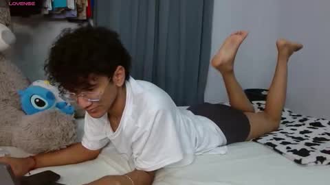 Snapshot of harrytwink18 chatting on April 7, 2:17 pm HARRY online show from April 7, 2:17 pm