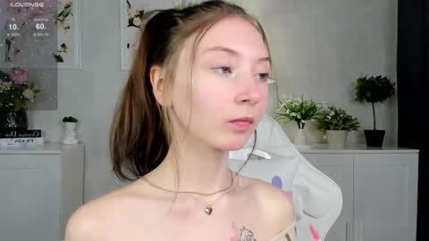 Snapshot of havefunwithmee_ chatting on October 15, 9:09 am Lola online show from October 15, 9:09 am
