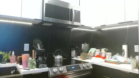 Snapshot of hazel_skye chatting on February 6, 4:21 pm Hazel online show from February 6, 4:21 pm