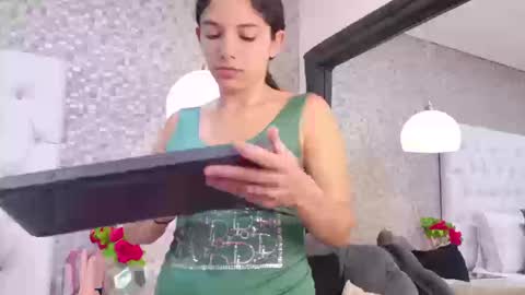 Snapshot of hazelmoret chatting on September 9, 7:57 pm HazelMoret online show from September 9, 7:57 pm