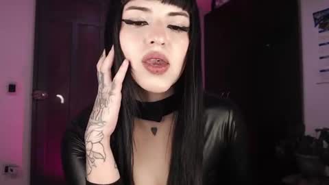 Snapshot of heatherdemonzx_ chatting on July 29, 6:44 am HEATHER DEMONZX Please help me to reach 100 thumbs up online show from July 29, 6:44 am