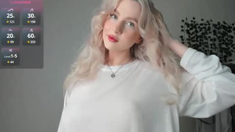 Snapshot of heavenlysky_ chatting on December 2, 10:12 pm Akemi instinthemoodforlooove online show from December 2, 10:12 pm