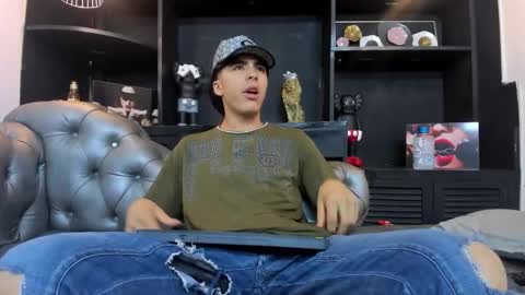 Snapshot of heellboy_ chatting on November 12, 2:23 am heellboy_ online show from November 12, 2:23 am