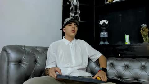 Snapshot of heellboy_ chatting on November 27, 2:35 am heellboy_ online show from November 27, 2:35 am