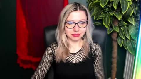 Snapshot of heidi_pleasure chatting on May 4, 6:31 am Heidi online show from May 4, 6:31 am