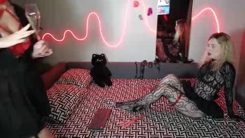 Snapshot of heidiluceous chatting on February 14, 1:40 pm Heidi brunette Foxy red head and Carrie blondie online show from February 14, 1:40 pm