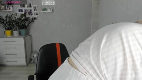 Snapshot of helen_angel_girl chatting on September 15, 6:24 am Helen sven online show from September 15, 6:24 am