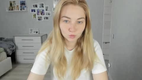 Snapshot of helen_angel_girl chatting on June 5, 7:03 am Helen sven online show from June 5, 7:03 am