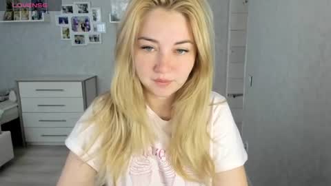 Snapshot of helen_angel_girl chatting on June 17, 6:05 am Helen sven online show from June 17, 6:05 am