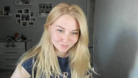 Snapshot of helen_angel_girl chatting on June 21, 3:14 pm Helen sven online show from June 21, 3:14 pm