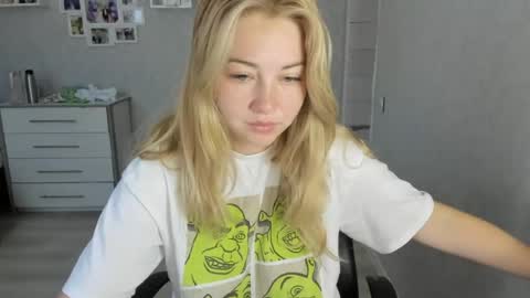 Snapshot of helen_angel_girl chatting on June 30, 4:57 am Helen sven online show from June 30, 4:57 am