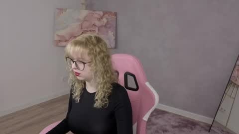 Snapshot of helen_carson chatting on May 21, 4:19 am Helen Carson online show from May 21, 4:19 am